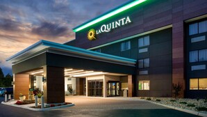 A modern hotel entrance with a prominent sign, a covered outdoor area, and a landscaped front. - La Quinta Inn & Suites by Wyndham Roanoke Salem (Salem)