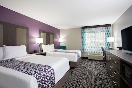 Premium bedding, desk, iron/ironing board, free cribs/infant beds. La Quinta Inn & Suites by Wyndham Roanoke Salem