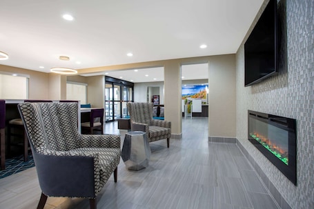 Lobby. La Quinta Inn & Suites by Wyndham Roanoke Salem