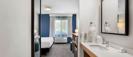 Room, 1 Queen Bed, Roll-in Shower