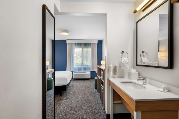 Room, 1 Queen Bed, Roll-in Shower