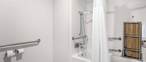 Une salle de bain moderne équipée de toilettes, d’une douche et d’une baignoire.