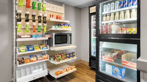 Ein Automatenbereich mit Snacks, Mikrowellen und gekühlten Getränken.