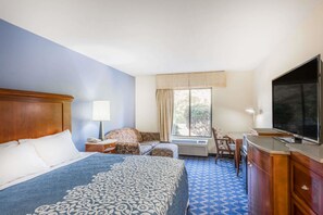 Desk, blackout drapes, iron/ironing board, free WiFi - Aderi Hotel Niantic (Niantic)