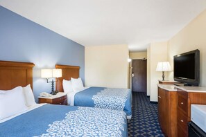 Desk, blackout curtains, iron/ironing board, free WiFi - Aderi Hotel Niantic (Niantic)