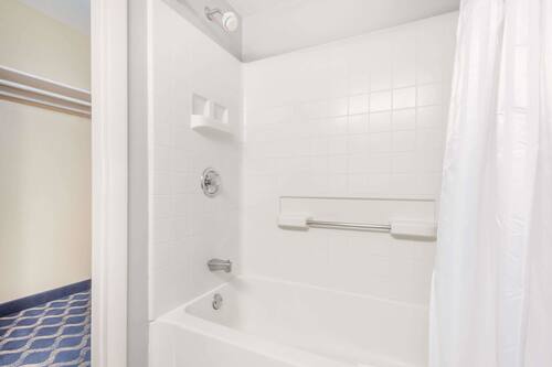 Combined shower/tub, free toiletries, hair dryer, towels