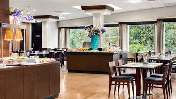 Lunch and dinner served, international cuisine