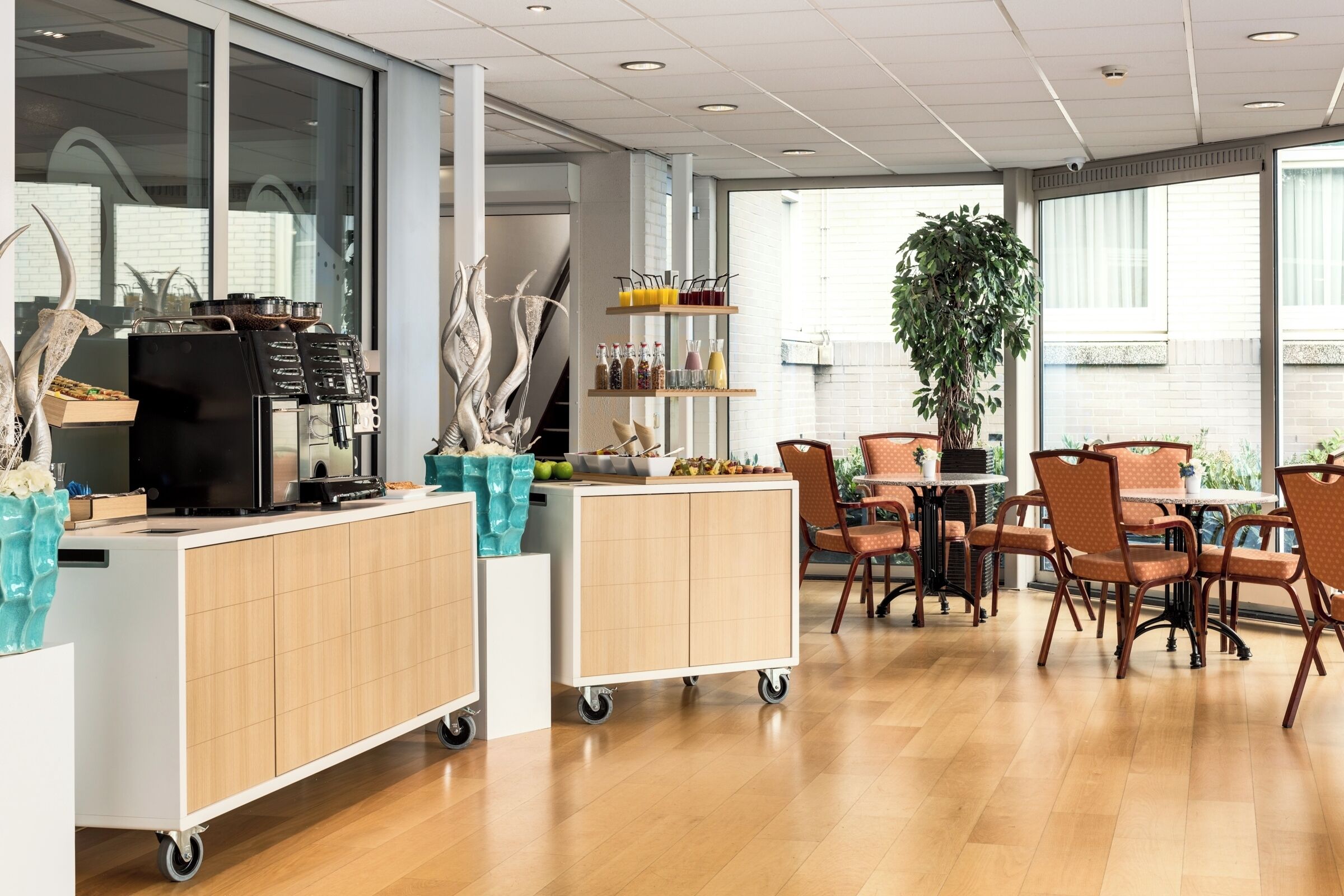 Lunsj og middag serveres, internasjonale retter