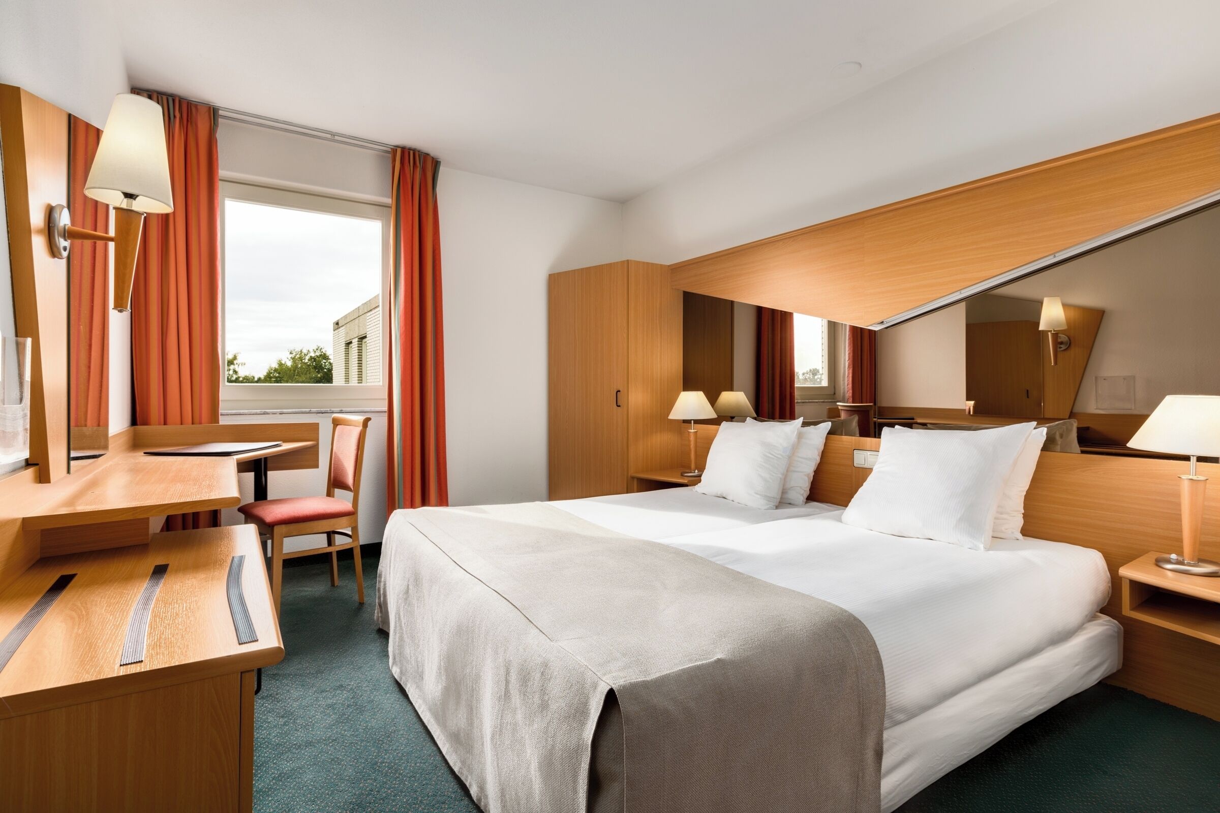 Safe på rommet, skrivebord, strykejern/-brett og wi-fi (inkludert)