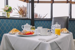 Tägliches englisches Frühstück gegen Gebühr