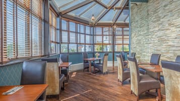 Breakfast, dinner served; local and international cuisine, sea views