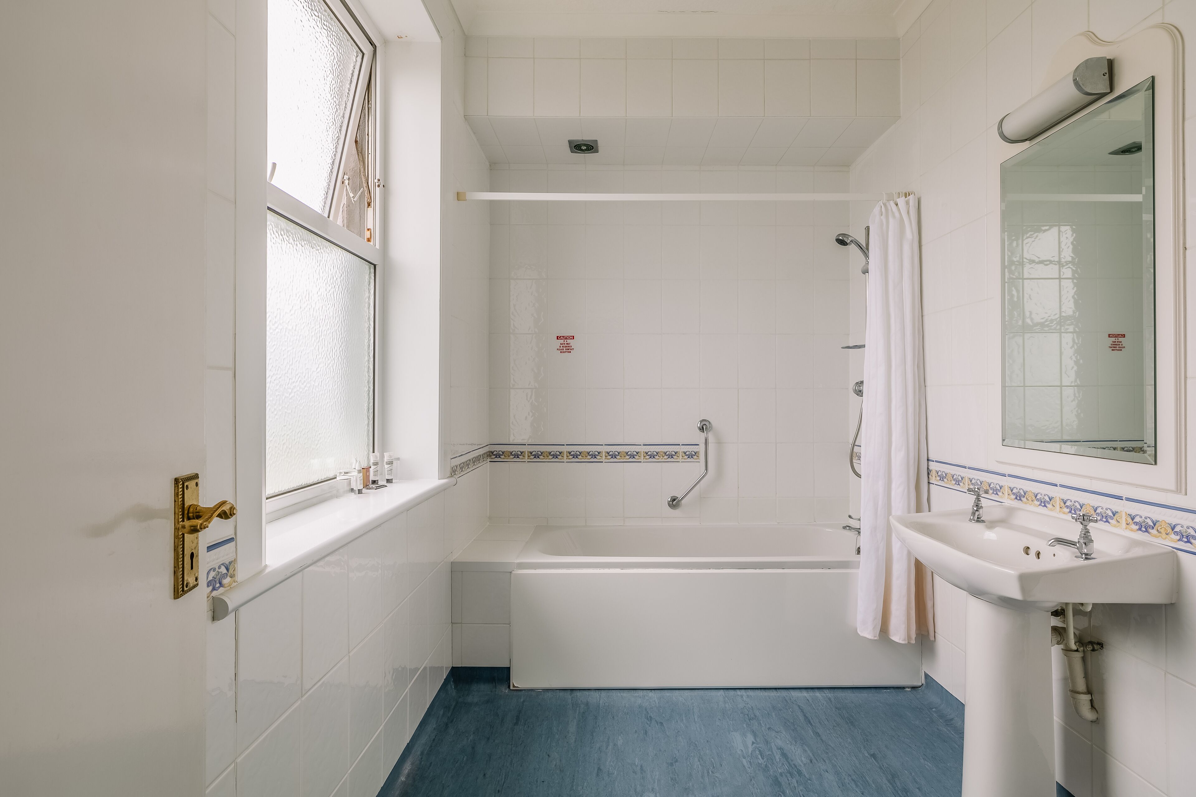 Un bagno con vasca, lavandino e finestra.