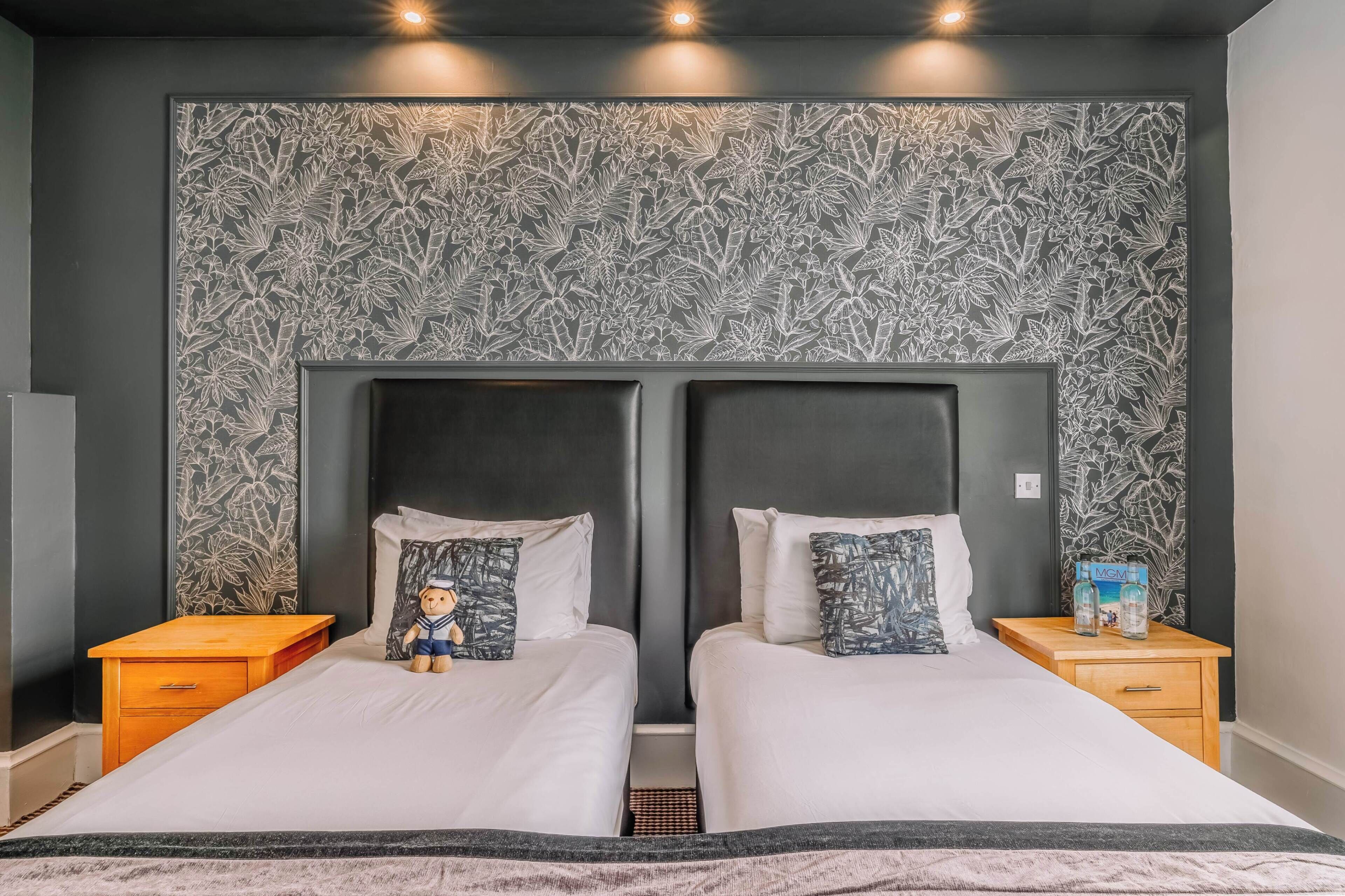 1 chambre, décor unique, ameublement unique, fer et planche à repasser