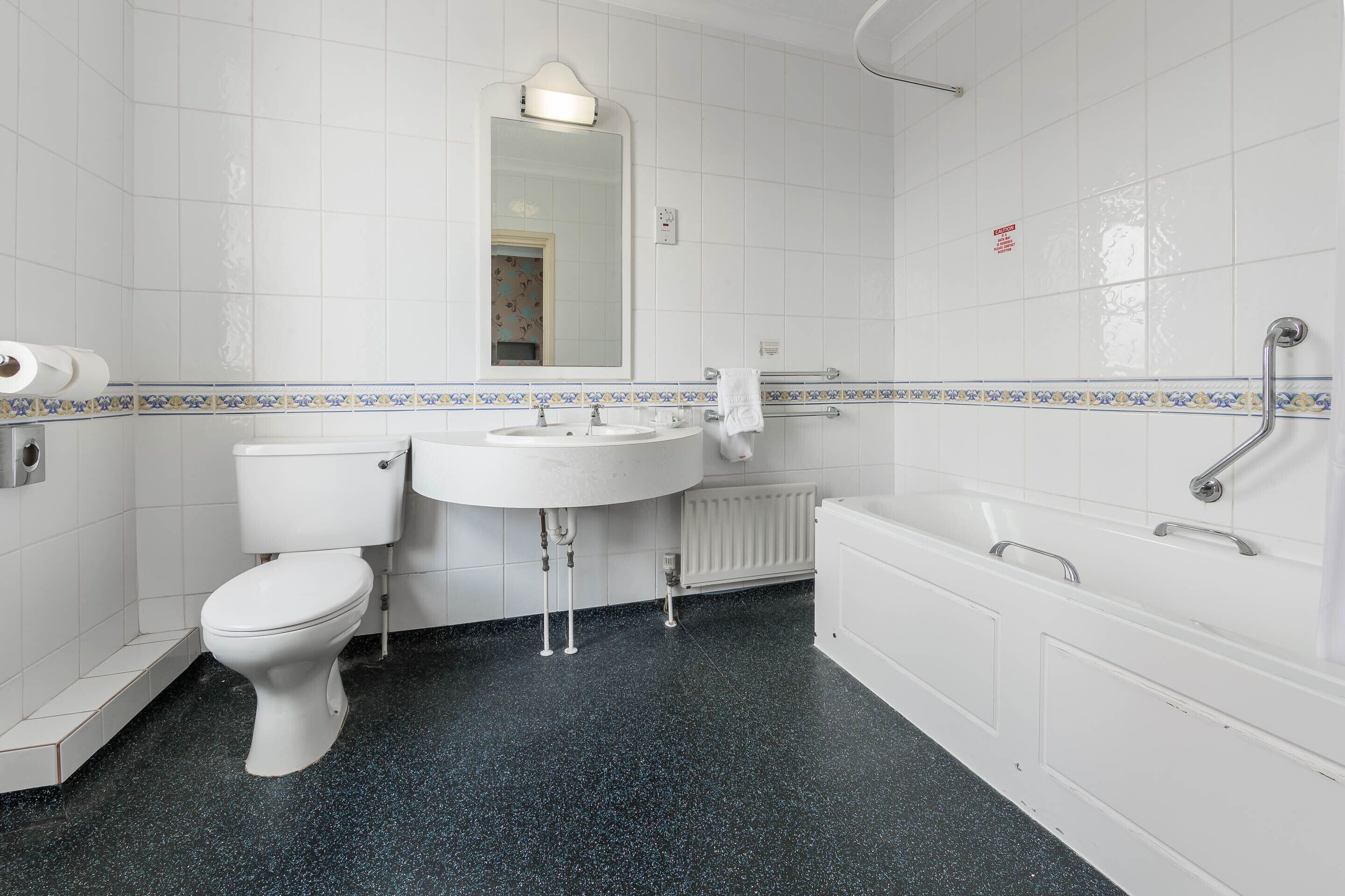 Un baño con inodoro, lavabo y bañera.
