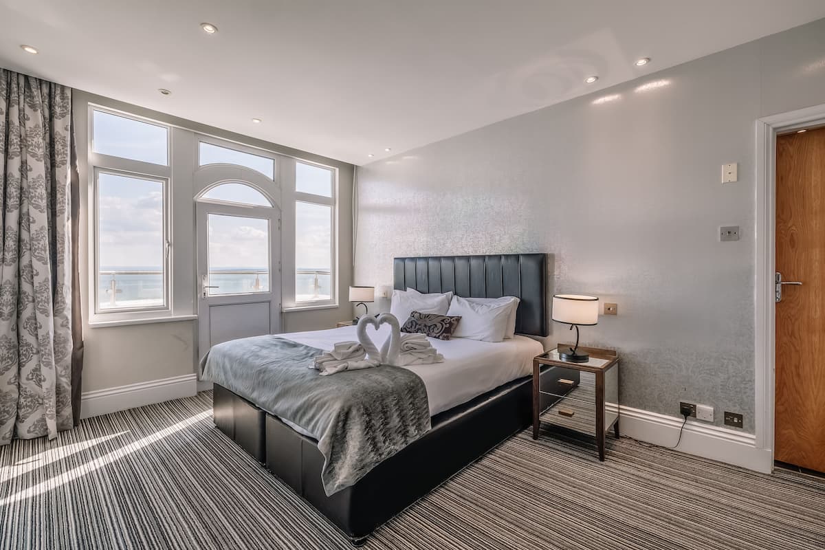 Suite | 1 chambre, dĂ©cor unique, ameublement unique, rideaux dâobscurcissement