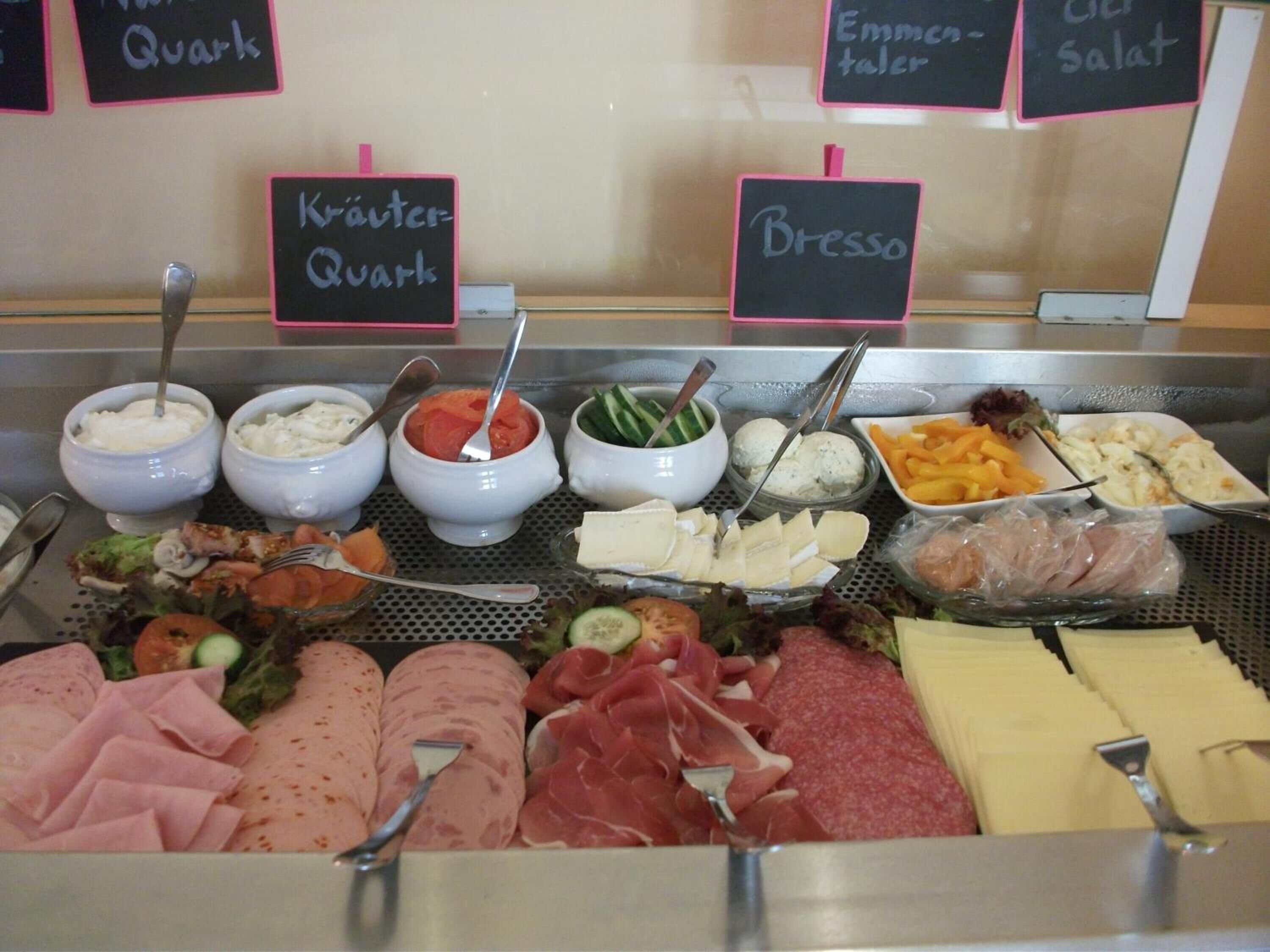 breakfast, dinner, brunch served; regional cuisine