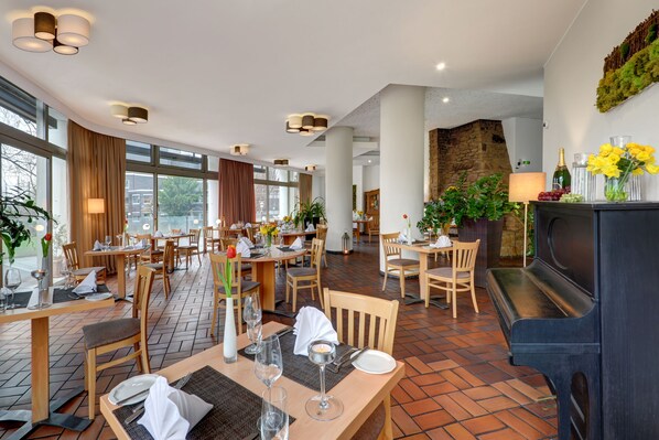 Breakfast, dinner, brunch served; Regional cuisine - Ringhotel Parkhotel Witten (Witten)