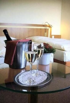 Hypo-allergenic bedding, minibar, desk, blackout drapes
