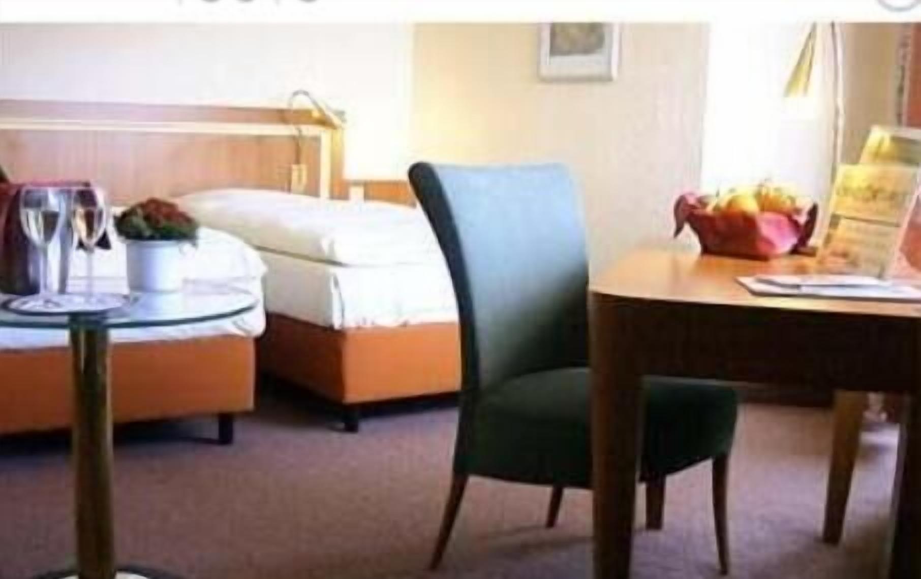 hypo-allergenic bedding, minibar, desk, blackout curtains