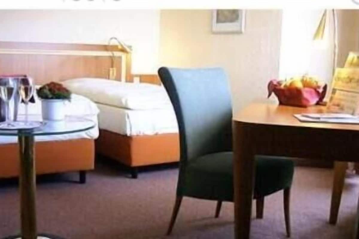 hypo-allergenic bedding, minibar, desk, blackout curtains