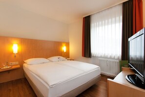 Kamar Double Standar, 1 Tempat Tidur Double | Seprai antialergi, brankas, meja kerja, dan tirai kedap cahaya