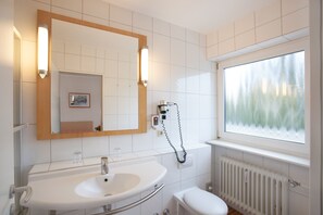 Quarto casal standard, 1 cama de casal | Banheiro | Chuveiro/banheira combinados, produtos de toalete biodegradáveis