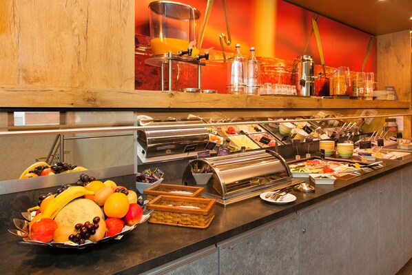 Café da manhã com buffet todos os dias (EUR 12.00 por pessoa) 