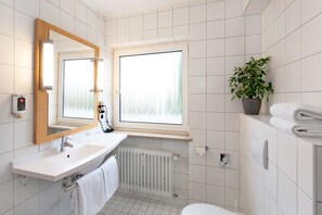 Quarto casal superior, 1 cama de casal | Banheiro | Chuveiro/banheira combinados, produtos de toalete biodegradáveis