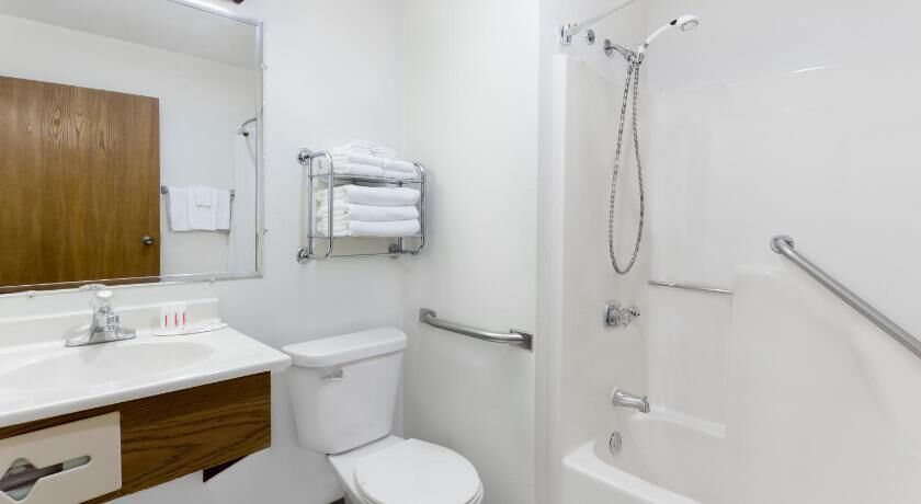 Badkamer | Een bad/douchecombinatie, gratis toiletartikelen, een haardroger
