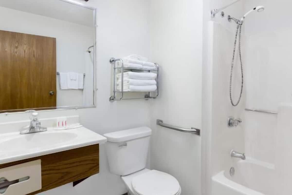 Baño | Tina con regadera, amenidades de baño gratuitas, secadora de cabello