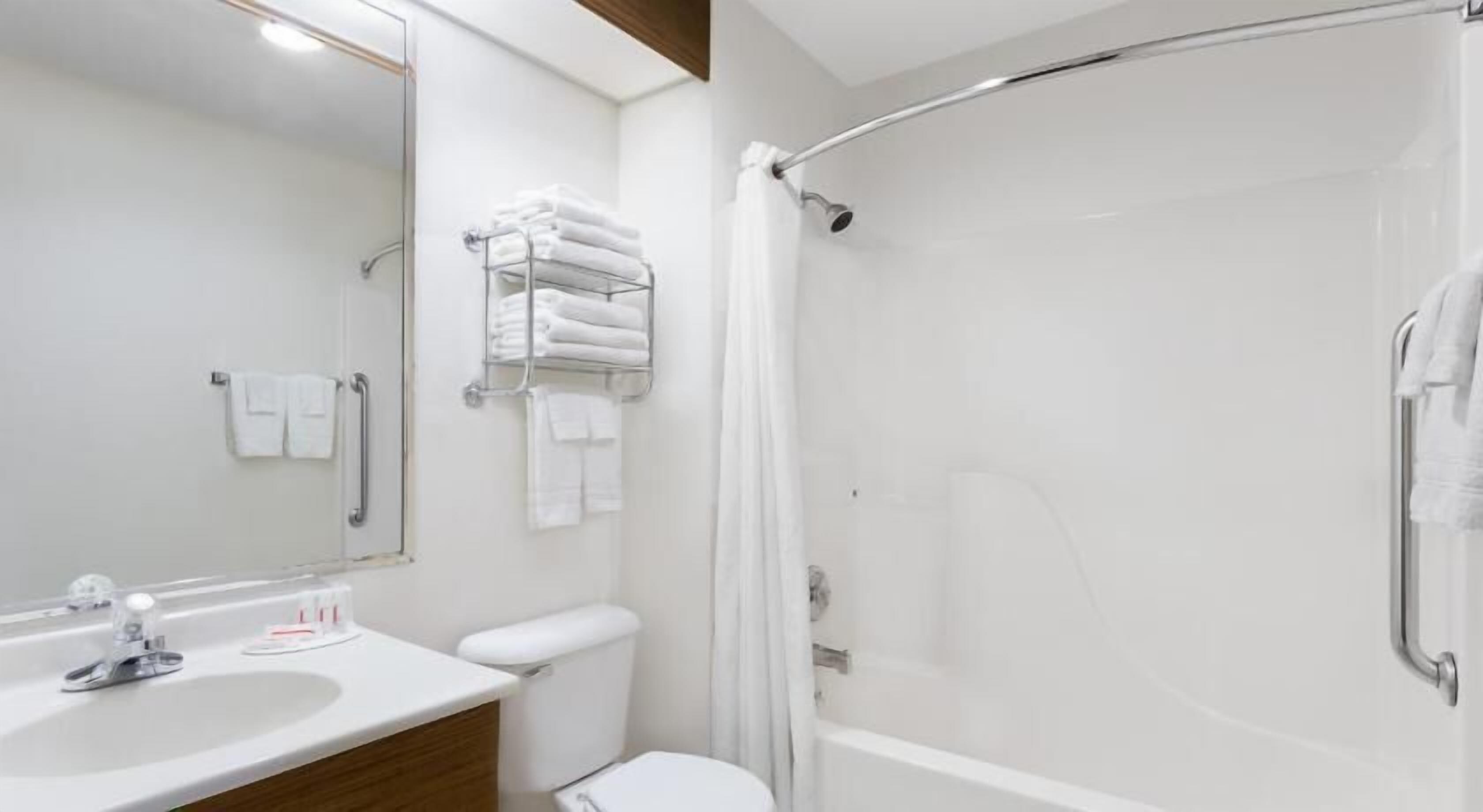 Badkamer | Een bad/douchecombinatie, gratis toiletartikelen, een haardroger