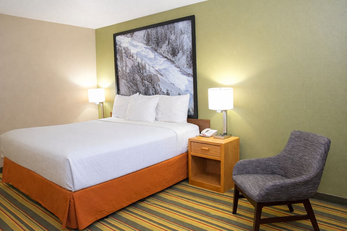 Peti besi dalam bilik, meja, seterika/papan seterika