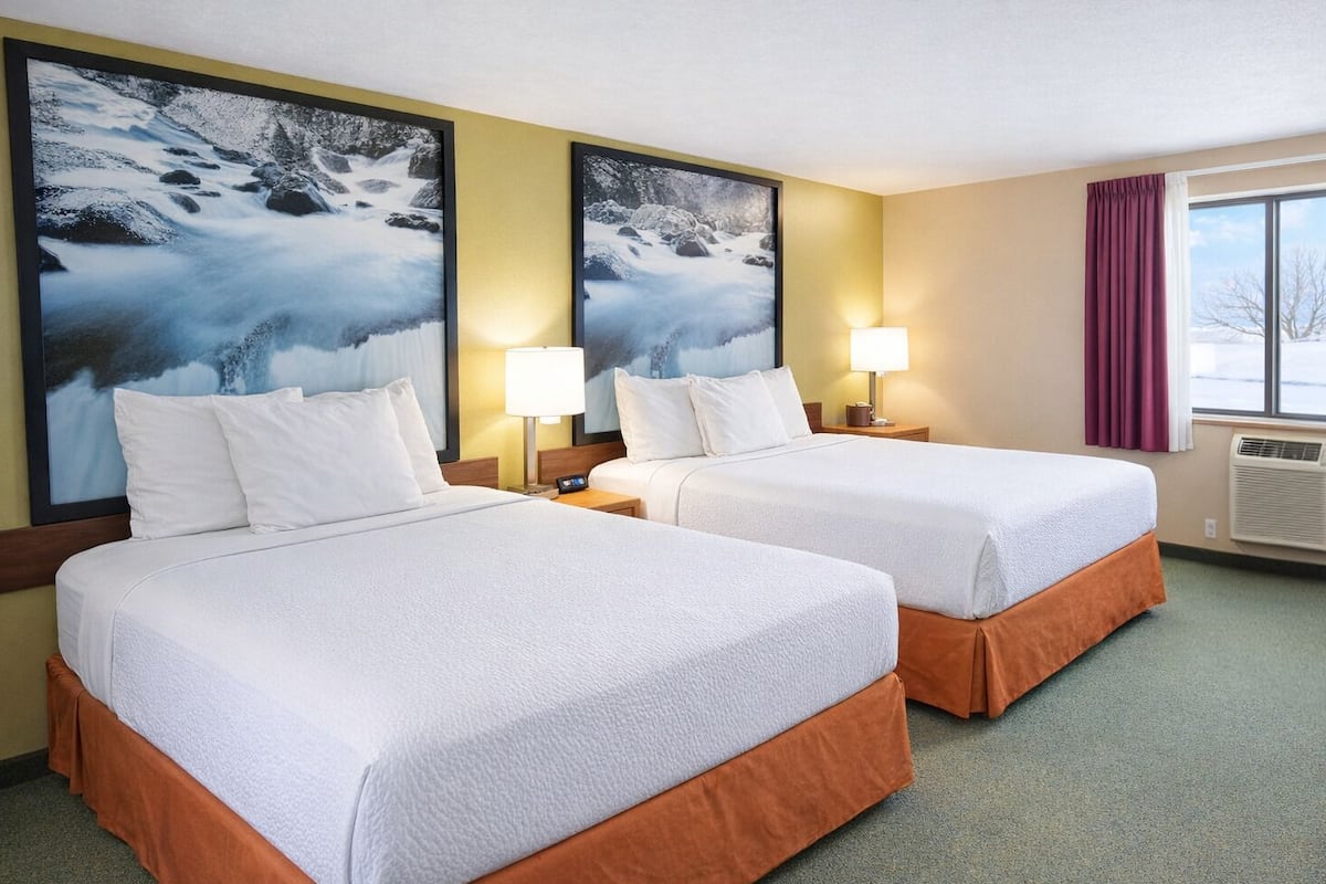 Peti besi dalam bilik, meja, seterika/papan seterika