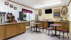 Ein Café mit Theke, Kaffeemaschinen und Sitzbereich.