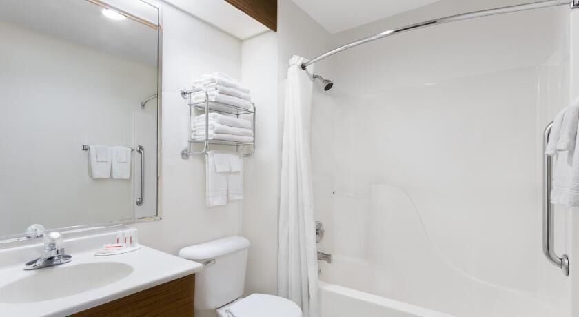 Badkamer | Een bad/douchecombinatie, gratis toiletartikelen, een haardroger