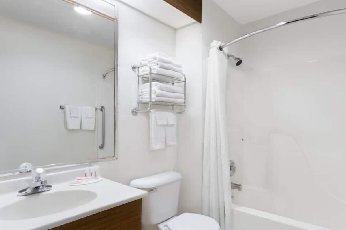 Baño | Tina con regadera, amenidades de baño gratuitas, secadora de cabello
