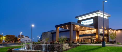 Un edificio moderno con un cartel que dice "WYNDHAM CONVENTION CENTER".