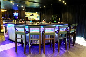 2 bars/lounges