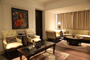 Mini Deluxe Suite | Living room | 40-inch LCD TV with satellite channels, TV