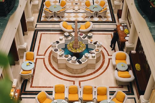 4 restaurants, breakfast, lunch, dinner served; seafood