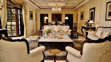 スイート (The Imperial) | リビングルーム | 40 インチのLED テレビ (衛星放送視聴可)、テレビ、DVD プレーヤー