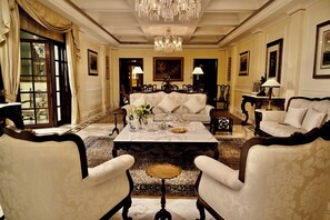 套房 (The Imperial) | 客厅 | 40-英寸LED 电视（配备卫星频道）、电视、DVD 播放器