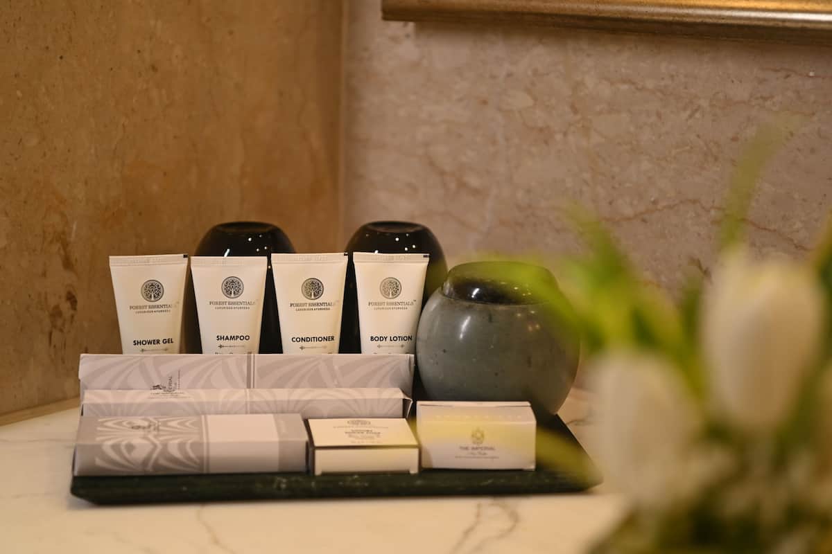 suite (heritage) | bathroom amenities | combined shower/bathtub, deep-soaking bathtub, designer toiletries