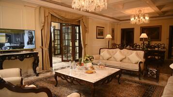 スイート (The Imperial) | リビングルーム | 40 インチのLED テレビ (衛星放送視聴可)、テレビ、DVD プレーヤー