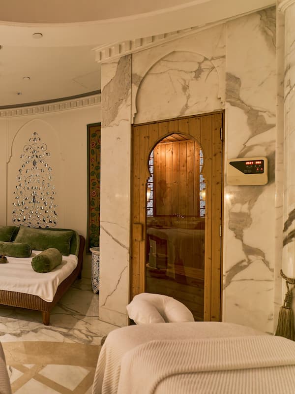 Couples treatment rooms, sauna, hot tub, steam room, body treatments