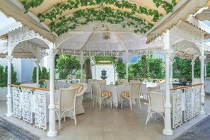 4 restaurantes, com serviço de café da manhã e almoço; frutos do mar
