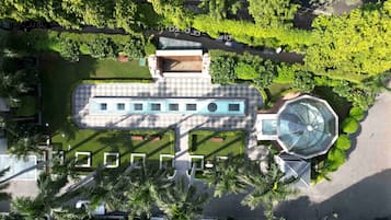 Couples treatment room(s), sauna, hot tub, steam room, body treatments