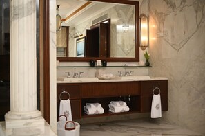 Suite (The Imperial) | Bagno | Combinazione doccia/vasca, vasca da bagno a immersione totale