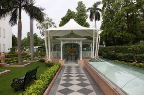 Couples treatment rooms, sauna, hot tub, steam room, body treatments