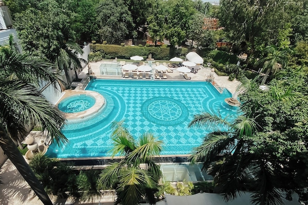 2 outdoor pools, open 8:00 AM to 7:30 PM, pool umbrellas, pool loungers